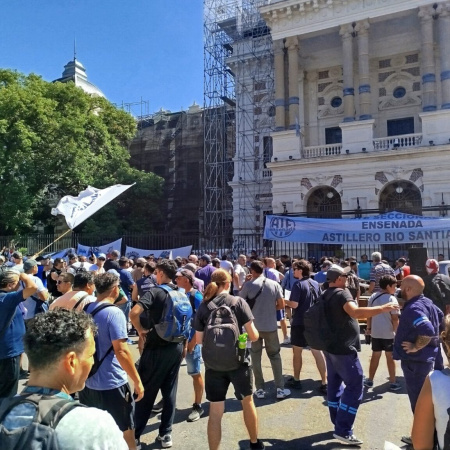 Trabajadores del Astillero Río Santiago reclamaron mejoras salariales frente a la Gobernación