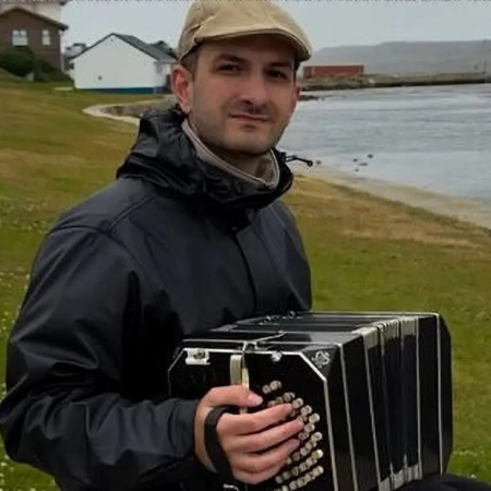 Un músico de Bahía Blanca tocó el Himno en Malvinas y emocionó a la Argentina