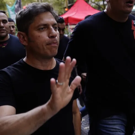 Kicillof sale a caminar y encabeza una columna contra le reforma laboral