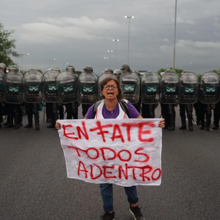 Trabajadores de Fate protestan en la Panamericana tras el cierre de la empresa
