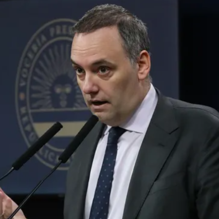 El Gobierno calificó al paro de "extorsivo" y criticó al dueño de Fate por el cierre