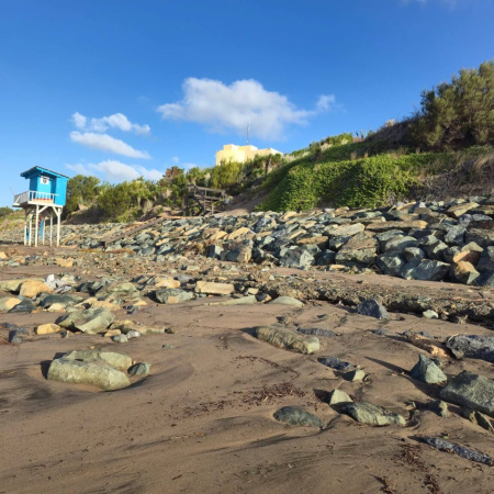 Fuerte sudestada azotó la costa bonaerense: destrozos, rescates y preocupación por la erosión