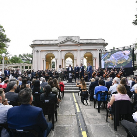 Kicillof encabezó el inicio de las obras de restauración del Teatro del Lago