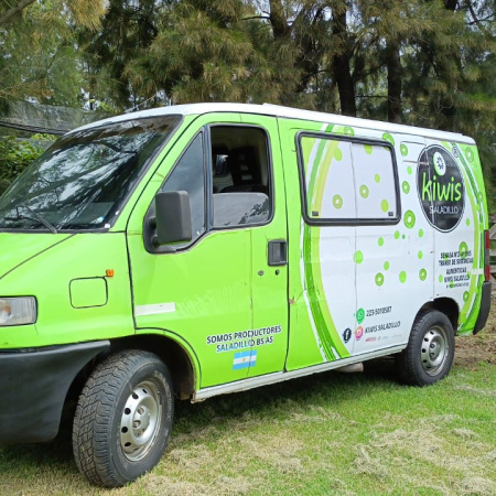 Entre kiwis y naturaleza: el proyecto productivo que floreció en Saladillo