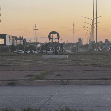 Insólito error en Google Maps: un monumento a Raúl Alfonsín figura como Saddam Hussein