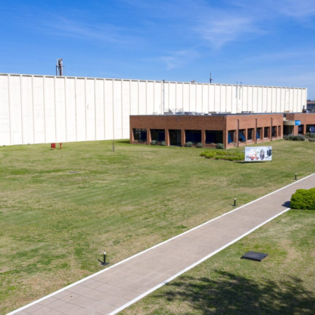 Moura deja de fabricar baterías para camiones en Pilar y recorta personal