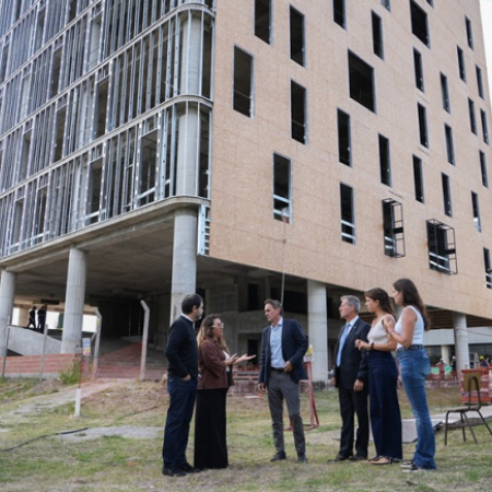 Katopodis recorrió las obras de la Torre de Innovación de la UNSAM