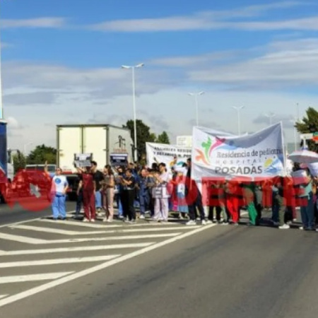 Residentes del Hospital Posadas realizaron un paro y cortaron un acceso de la Autopista del Oeste