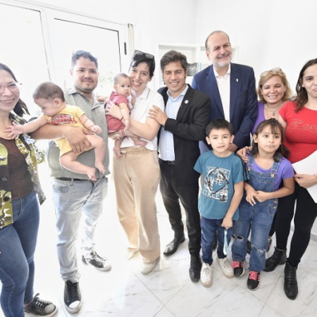 Kicillof entregó 101 viviendas en Bahía Blanca y recorrió obras hidráulicas