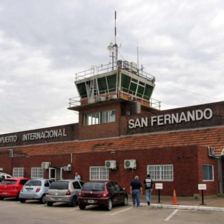 Allanan el aeropuerto de San Fernando por el vuelo de Adorni a Punta del Este