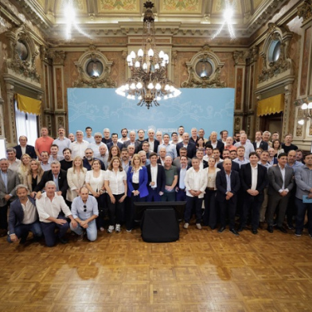 Kicillof: “La Provincia y los municipios no les vamos a dar la espalda a los bonaerenses que sufren necesidades”