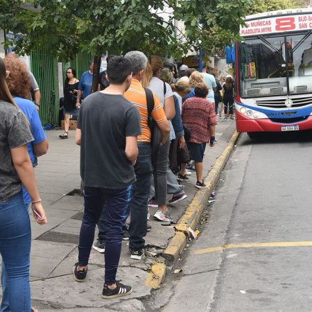 Colectivos del AMBA reducen frecuencias por la suba del gasoil