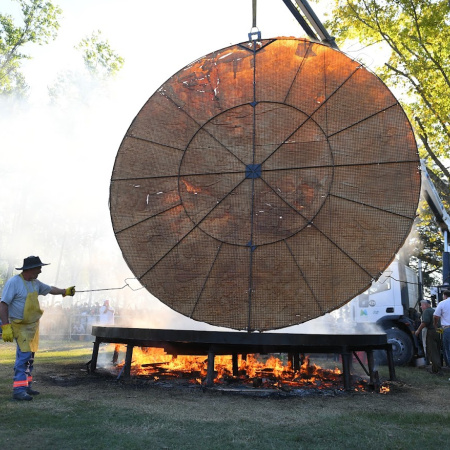 Mercedes se prepara para la Fiesta de la Torta Frita con su clásica versión gigante