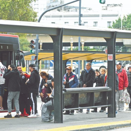Pese al acuerdo con el Gobierno, los colectivos siguen con servicio reducido