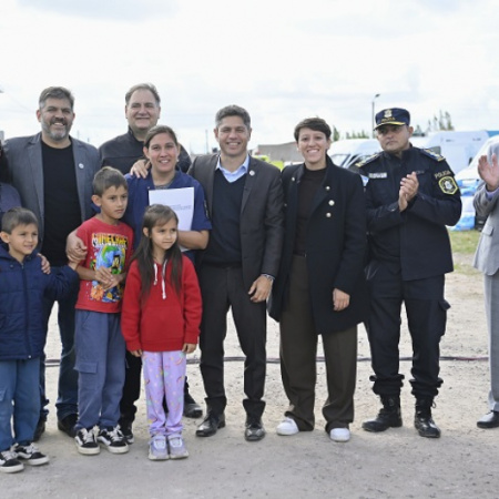 Kicillof entregó viviendas y sumó equipamiento en De la Garma