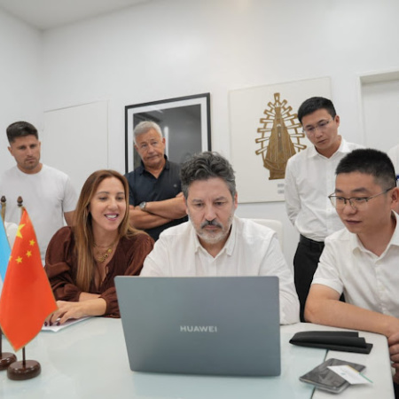 Merlo firmó un acuerdo con una empresa china para instalar un centro logístico