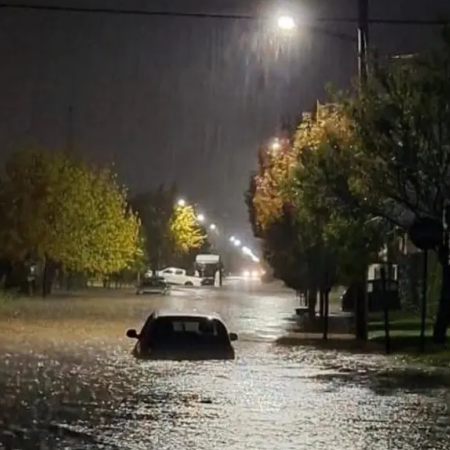 Coronel Suárez sufrió un fuerte temporal con calles inundadas y autos atrapados