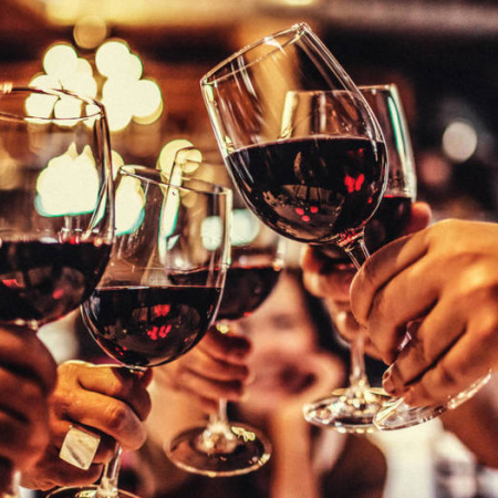 Vicente López lanza una propuesta nocturna que promete atraer a amantes del vino