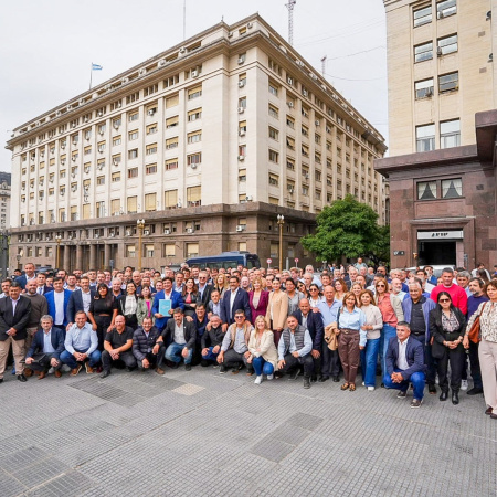 Intendentes bonaerenses denunciarán a Caputo por la devolución de fondos para rutas