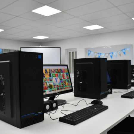 Las Flores presentó un nuevo espacio educativo con acceso libre a herramientas digitales
