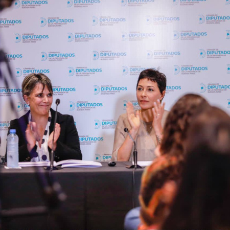 Mayra Mendoza presentó la "Ley Ema" para prevenir la violencia digital en las escuelas bonaerenses