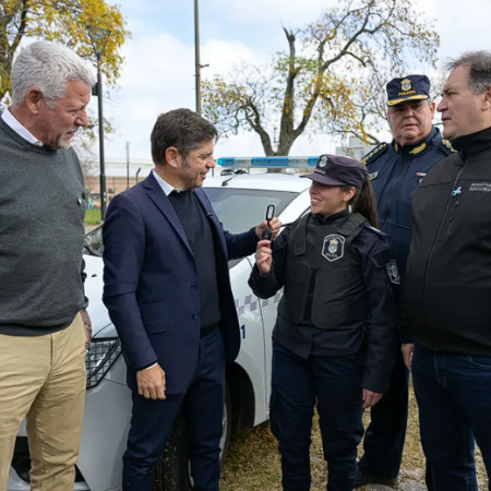 Kicillof irónico con Adorni: "Estoy buscando un pendrive para la provincia"