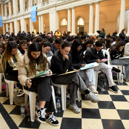 Más de 7 mil profesionales compiten por 2.400 residencias en Buenos Aires