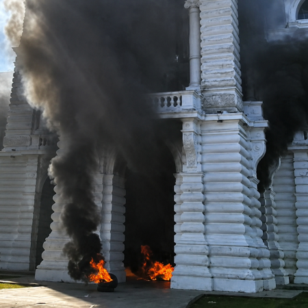 La Plata: la protesta por cooperativistas terminó con fuego en el Palacio Municipal