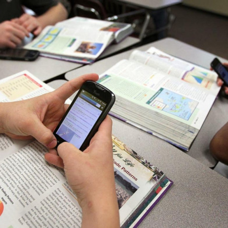 El 10% de los colegios privados ya limitan o prohíben el uso de celulares
