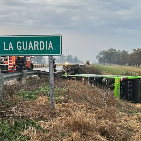 Volcó un micro en la Ruta 7 y cayó de un puente en Carmen de Areco