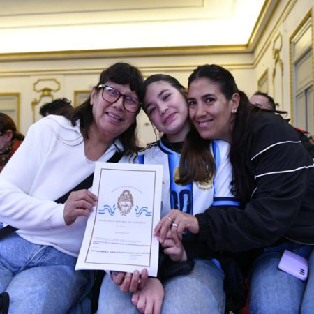 Kicillof entregó escrituras gratuitas a familias de La Plata
