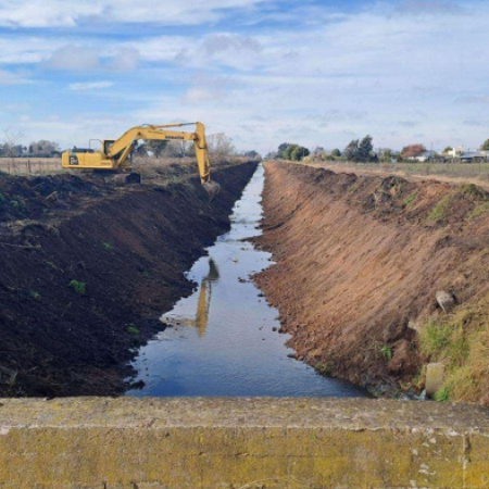 La Provincia avanza con la limpieza de canales en Saladillo
