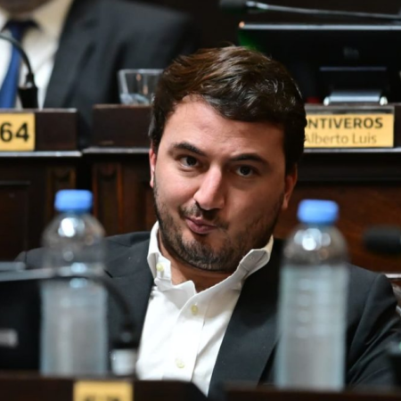 LLA propone cobrar la atención en hospitales y las universidades a extranjeros en la Provincia