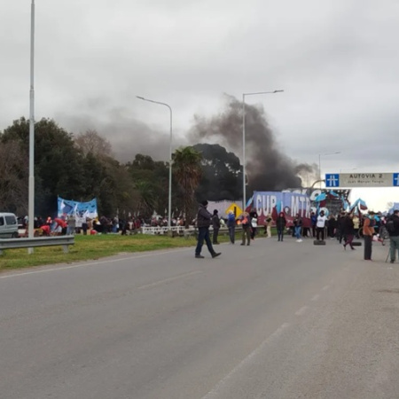 Organizaciones sociales cortaron la Ruta 2 en el ingreso a Mar del Plata