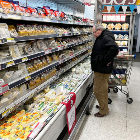 El consumo masivo volvió a caer en junio y acumuló una baja del 2,9% en el semestre