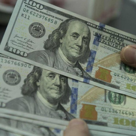 El Banco Central habilitó las cuentas sueldo en dólares para el pago de salarios