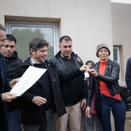 Kicillof entregó viviendas y escrituras a familias de Tapalqué