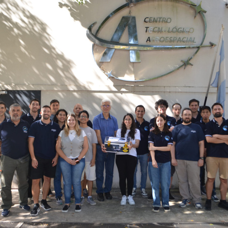 UNLP: el satélite USAT 1 quedó integrado y apunta a su lanzamiento en octubre