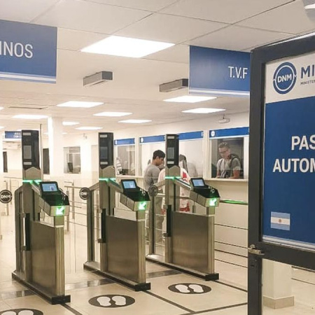 Nuevo DNU migratorio: podrán expulsar extranjeros por incitar al odio contra argentinos