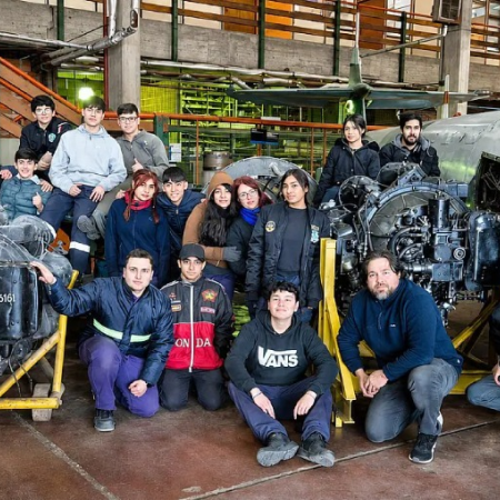 Estudiantes de Villa Luzuriaga restauran motor de caza de la Segunda Guerra Mundial