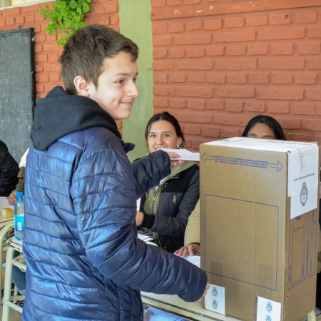 Jóvenes del conurbano: 75% ve peor la economía y LLA se derrumba 42 puntos