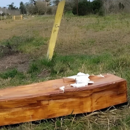 Encontraron un falso ataúd junto a las vías del tren cerca de Mar del Plata