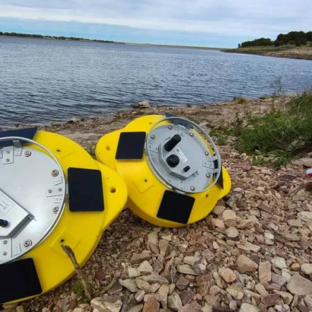 Bahía Blanca esquivó la alerta por cianobacterias gracias a nueve boyas solares