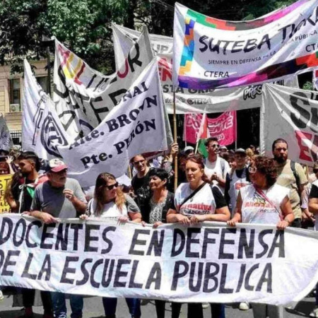 Axel Kicillof recibe un nuevo reclamo docente por salarios y condiciones laborales