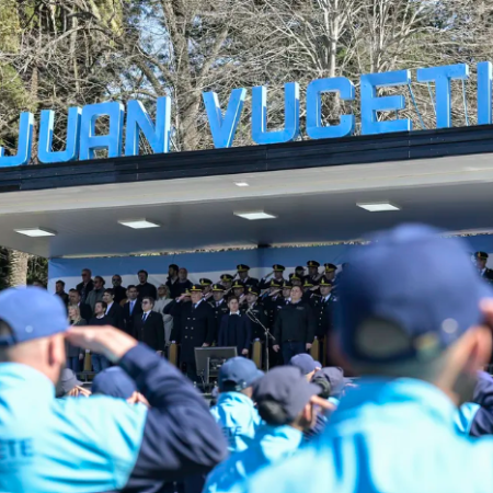 "Acá no hay lugar para la motosierra": Kicillof tomó juramento a 2075 cadetes de la Policía