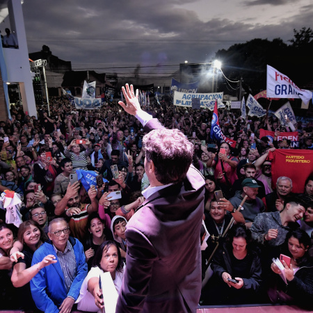 Kicillof juega fuerte en un acto en Avellaneda, con impronta federal y aires de lanzamiento