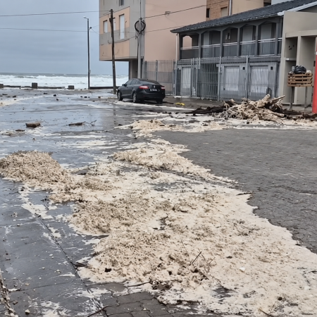El temporal hizo avanzar el mar sobre Monte Hermoso y Pehuen Co y dejó daños