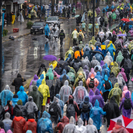 Bajo la lluvia, miles de fieles iniciaron la 52ª Peregrinación Juvenil a Luján