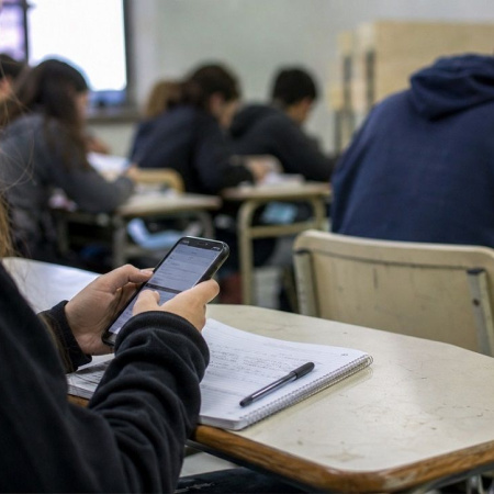 El Senado bonaerense sancionó la ley que limita el uso de celulares en las secundarias