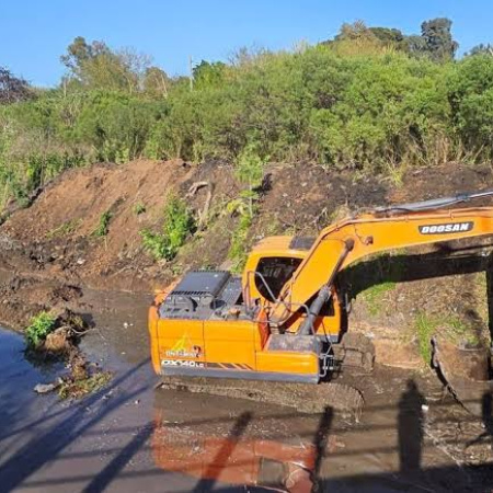 Topadoras en el Arroyo Soto: vecinos de Ituzaingó acusan al Municipio de dañar un humedal